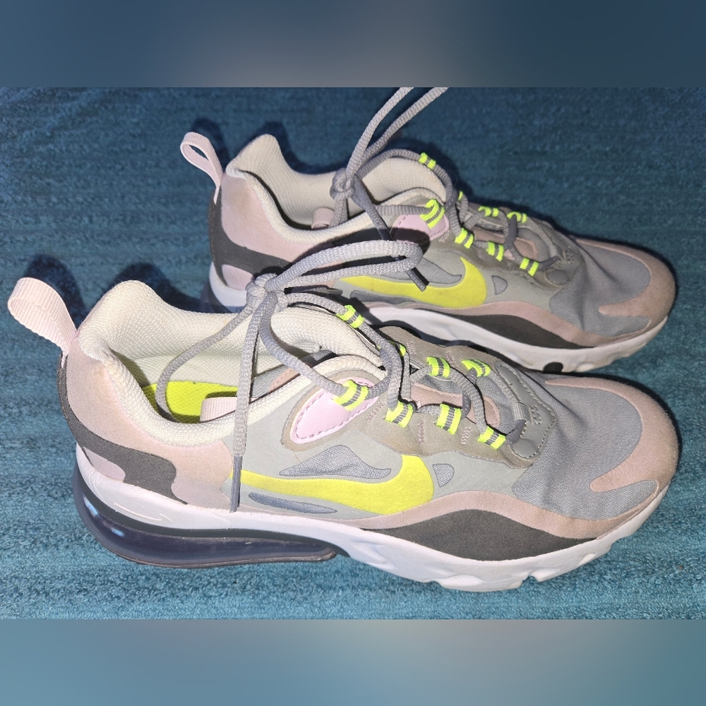 NIKE AIR MAX 270 REACT 5.5y/ 7 Womans